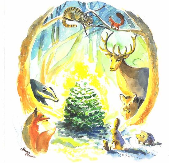 KI generiert: Das Bild zeigt eine Gruppe von Waldtieren, die sich um einen kleinen, von warmem Licht umgebenen Tannenbaum versammelt haben. Die Tiere scheinen den Baum neugierig oder andächtig zu betrachten.