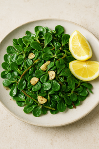 KI generiert: Das Bild zeigt ein gebackenes Gericht aus Kartoffeln und möglicherweise weiteren Zutaten wie Zwiebeln und Gemüse in einer rechteckigen Form. Eine Gabel und ein Löffel liegen darauf.