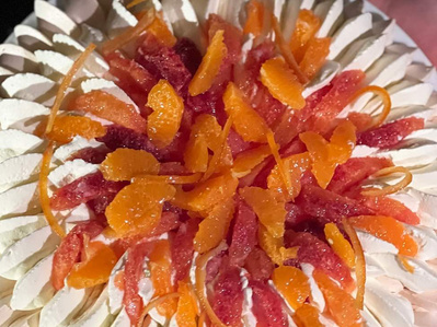 KI generiert: Das Bild zeigt ein gebackenes Gericht aus Kartoffeln und möglicherweise weiteren Zutaten wie Zwiebeln und Gemüse in einer rechteckigen Form. Eine Gabel und ein Löffel liegen darauf.