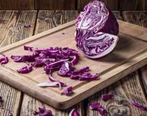 KI generiert: Das Bild zeigt ein gebackenes Gericht aus Kartoffeln und möglicherweise weiteren Zutaten wie Zwiebeln und Gemüse in einer rechteckigen Form. Eine Gabel und ein Löffel liegen darauf.