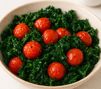 KI generiert: Das Bild zeigt ein gebackenes Gericht aus Kartoffeln und möglicherweise weiteren Zutaten wie Zwiebeln und Gemüse in einer rechteckigen Form. Eine Gabel und ein Löffel liegen darauf.