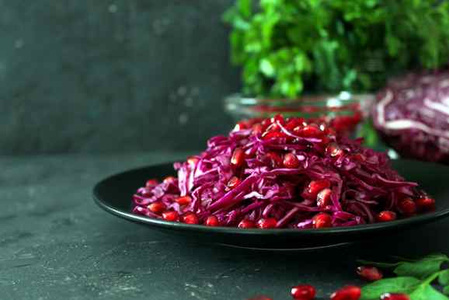 KI generiert: Das Bild zeigt ein gebackenes Gericht aus Kartoffeln und möglicherweise weiteren Zutaten wie Zwiebeln und Gemüse in einer rechteckigen Form. Eine Gabel und ein Löffel liegen darauf.