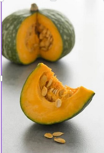 KI generiert: Das Bild zeigt ein gebackenes Gericht aus Kartoffeln und möglicherweise weiteren Zutaten wie Zwiebeln und Gemüse in einer rechteckigen Form. Eine Gabel und ein Löffel liegen darauf.