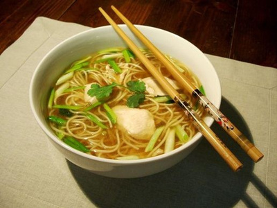 KI generiert: Das Bild zeigt ein gebackenes Gericht aus Kartoffeln und möglicherweise weiteren Zutaten wie Zwiebeln und Gemüse in einer rechteckigen Form. Eine Gabel und ein Löffel liegen darauf.