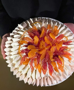 KI generiert: Das Bild zeigt ein gebackenes Gericht aus Kartoffeln und möglicherweise weiteren Zutaten wie Zwiebeln und Gemüse in einer rechteckigen Form. Eine Gabel und ein Löffel liegen darauf.