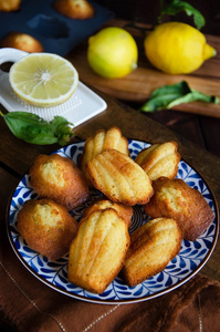 KI generiert: Das Bild zeigt ein gebackenes Gericht aus Kartoffeln und möglicherweise weiteren Zutaten wie Zwiebeln und Gemüse in einer rechteckigen Form. Eine Gabel und ein Löffel liegen darauf.