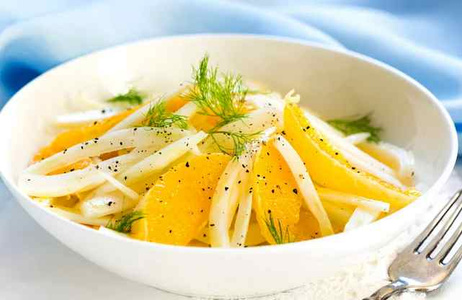 KI generiert: Das Bild zeigt ein gebackenes Gericht aus Kartoffeln und möglicherweise weiteren Zutaten wie Zwiebeln und Gemüse in einer rechteckigen Form. Eine Gabel und ein Löffel liegen darauf.