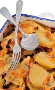 KI generiert: Das Bild zeigt ein gebackenes Gericht aus Kartoffeln und möglicherweise weiteren Zutaten wie Zwiebeln und Gemüse in einer rechteckigen Form. Eine Gabel und ein Löffel liegen darauf.