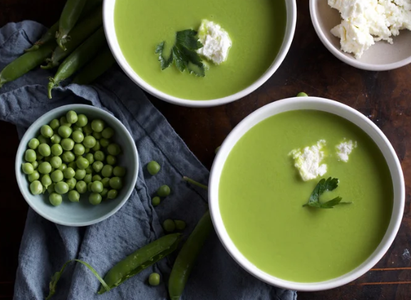 KI generiert: Das Bild zeigt ein gebackenes Gericht aus Kartoffeln und möglicherweise weiteren Zutaten wie Zwiebeln und Gemüse in einer rechteckigen Form. Eine Gabel und ein Löffel liegen darauf.