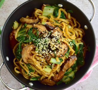 KI generiert: Das Bild zeigt ein gebackenes Gericht aus Kartoffeln und möglicherweise weiteren Zutaten wie Zwiebeln und Gemüse in einer rechteckigen Form. Eine Gabel und ein Löffel liegen darauf.