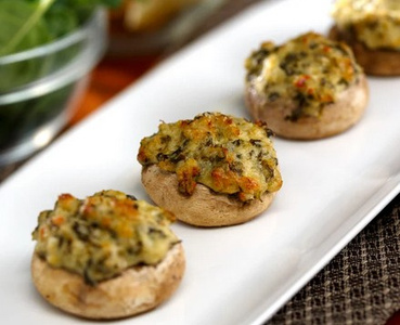 KI generiert: Das Bild zeigt ein gebackenes Gericht aus Kartoffeln und möglicherweise weiteren Zutaten wie Zwiebeln und Gemüse in einer rechteckigen Form. Eine Gabel und ein Löffel liegen darauf.