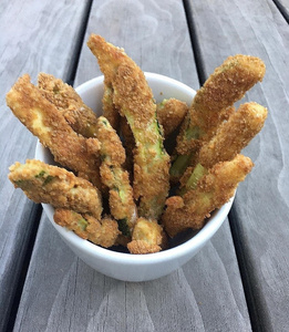 KI generiert: Das Bild zeigt ein gebackenes Gericht aus Kartoffeln und möglicherweise weiteren Zutaten wie Zwiebeln und Gemüse in einer rechteckigen Form. Eine Gabel und ein Löffel liegen darauf.