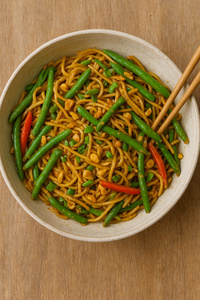 KI generiert: Das Bild zeigt ein gebackenes Gericht aus Kartoffeln und möglicherweise weiteren Zutaten wie Zwiebeln und Gemüse in einer rechteckigen Form. Eine Gabel und ein Löffel liegen darauf.