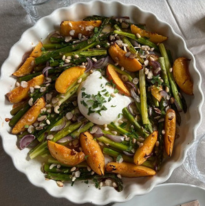 KI generiert: Das Bild zeigt ein gebackenes Gericht aus Kartoffeln und möglicherweise weiteren Zutaten wie Zwiebeln und Gemüse in einer rechteckigen Form. Eine Gabel und ein Löffel liegen darauf.