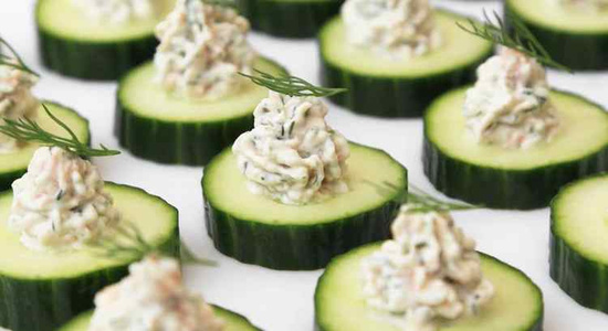 KI generiert: Das Bild zeigt ein gebackenes Gericht aus Kartoffeln und möglicherweise weiteren Zutaten wie Zwiebeln und Gemüse in einer rechteckigen Form. Eine Gabel und ein Löffel liegen darauf.