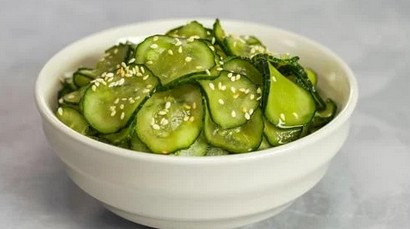 KI generiert: Das Bild zeigt ein gebackenes Gericht aus Kartoffeln und möglicherweise weiteren Zutaten wie Zwiebeln und Gemüse in einer rechteckigen Form. Eine Gabel und ein Löffel liegen darauf.