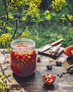KI generiert: Das Bild zeigt ein gebackenes Gericht aus Kartoffeln und möglicherweise weiteren Zutaten wie Zwiebeln und Gemüse in einer rechteckigen Form. Eine Gabel und ein Löffel liegen darauf.